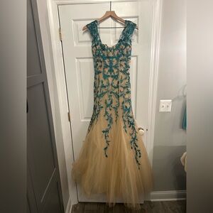 Monique Lhuillier elegant formal dress. Cream w/ teal embroidery. Never worn.